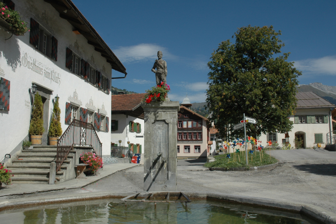 Fideris mit Dorfbrunnen Fideris